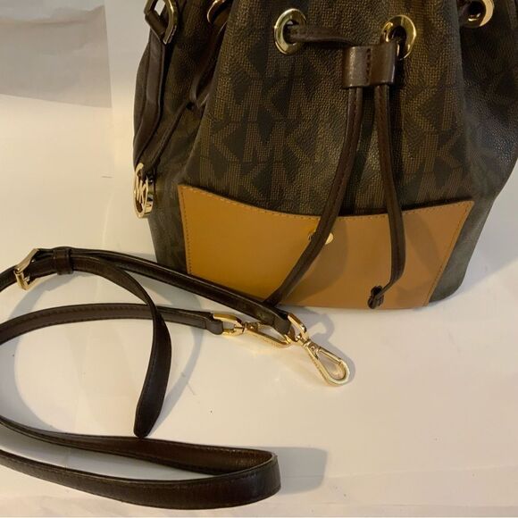 Michael Kors Greenwich Small Bucket Bag - Brown/Peanut crossbody shoulder bag - Picture 3 of 15